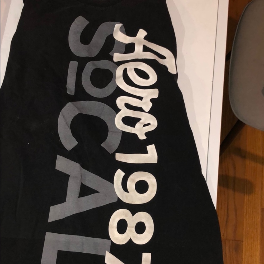 areopostle black tee